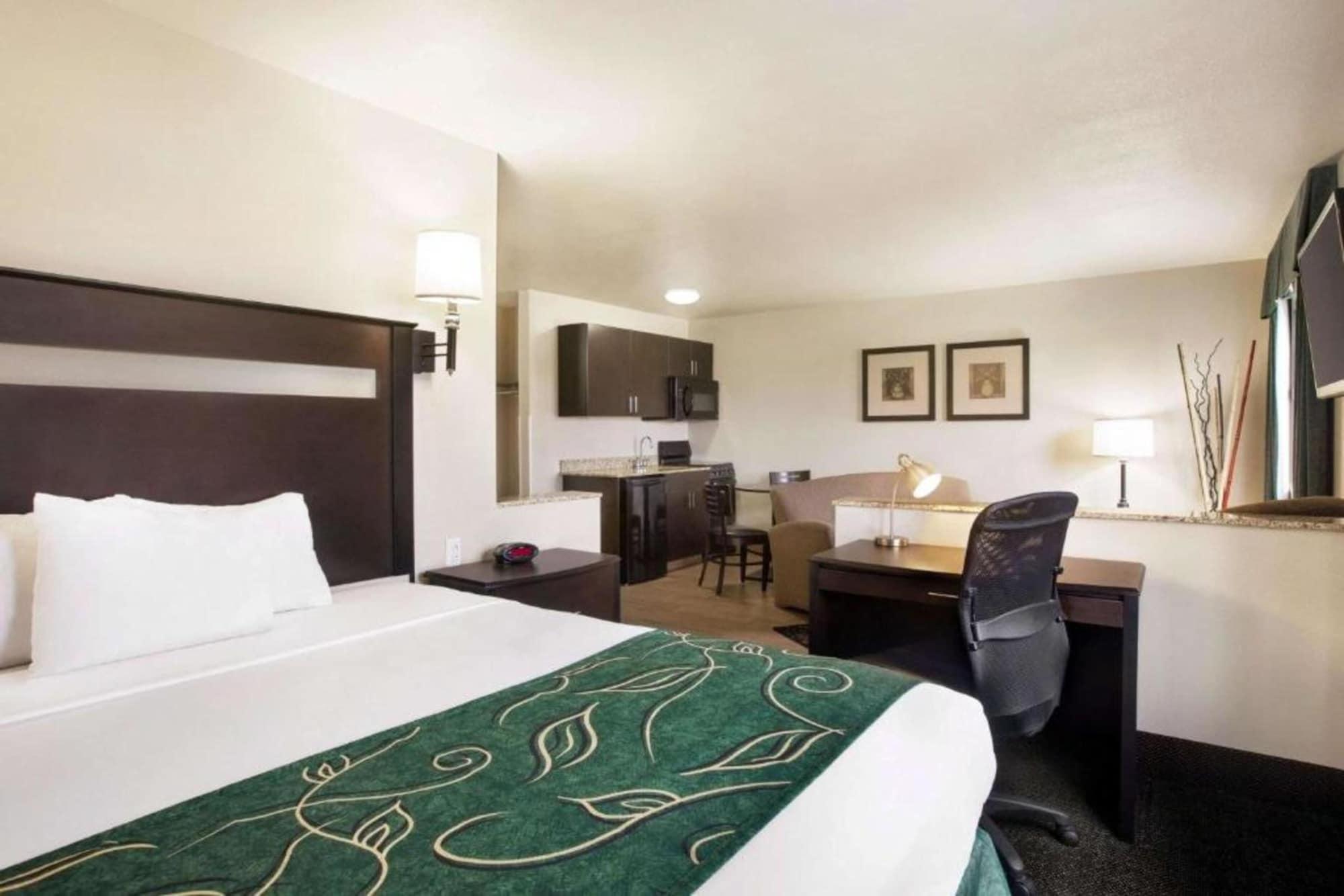 Travelodge By Wyndham Livonia Dış mekan fotoğraf