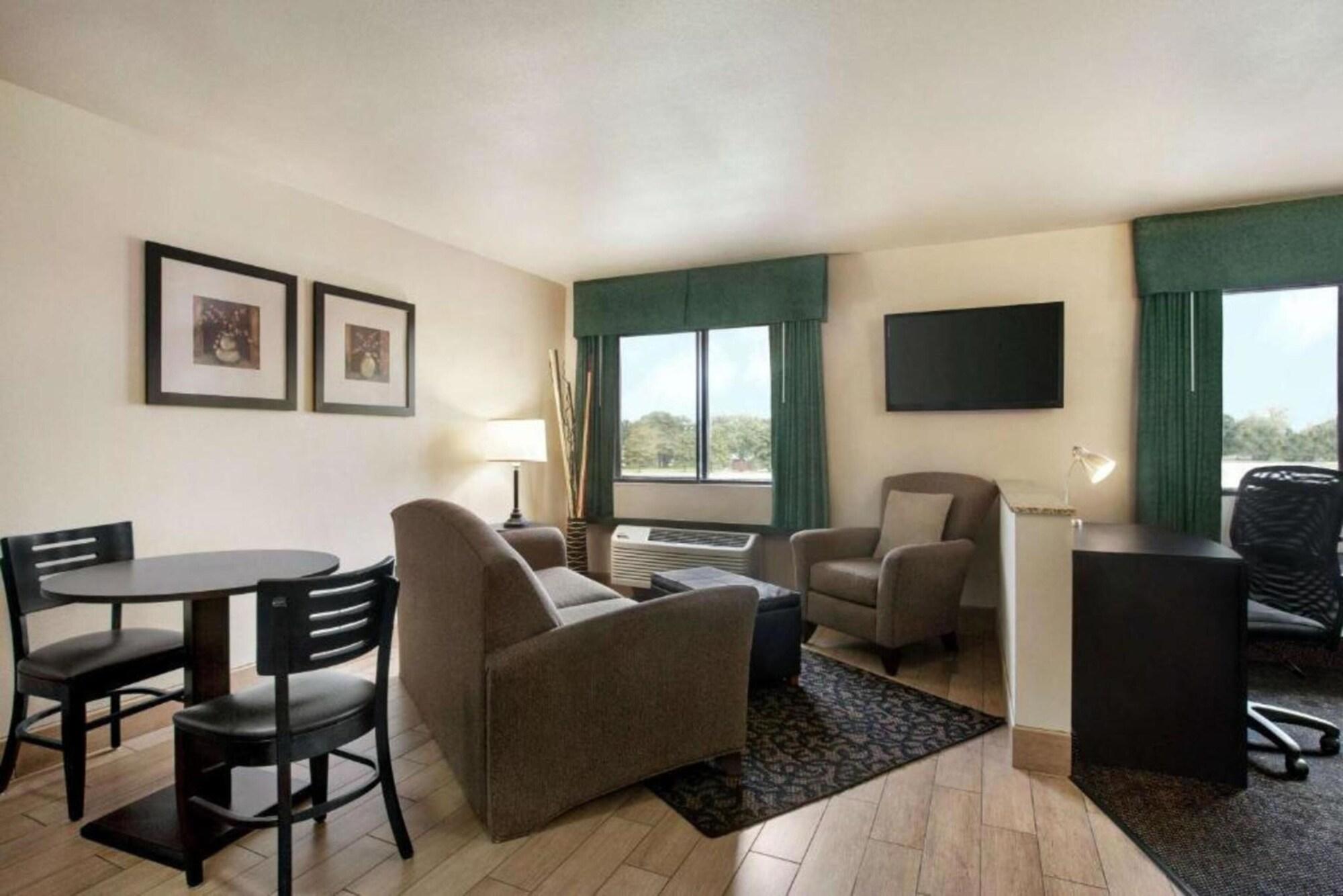 Travelodge By Wyndham Livonia Dış mekan fotoğraf