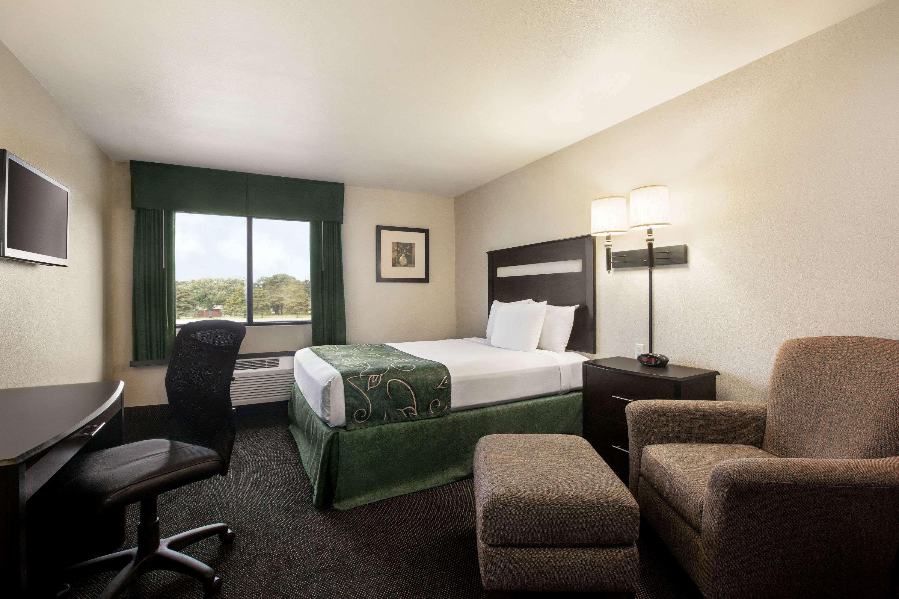 Travelodge By Wyndham Livonia Dış mekan fotoğraf