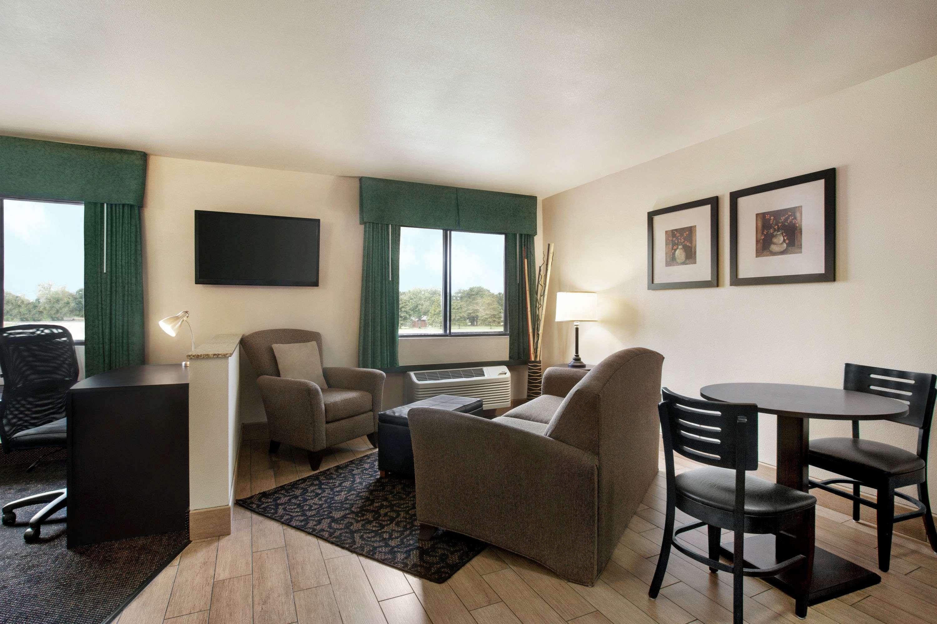 Travelodge By Wyndham Livonia Dış mekan fotoğraf
