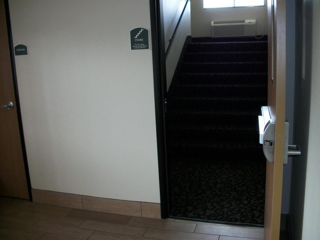 Travelodge By Wyndham Livonia Dış mekan fotoğraf