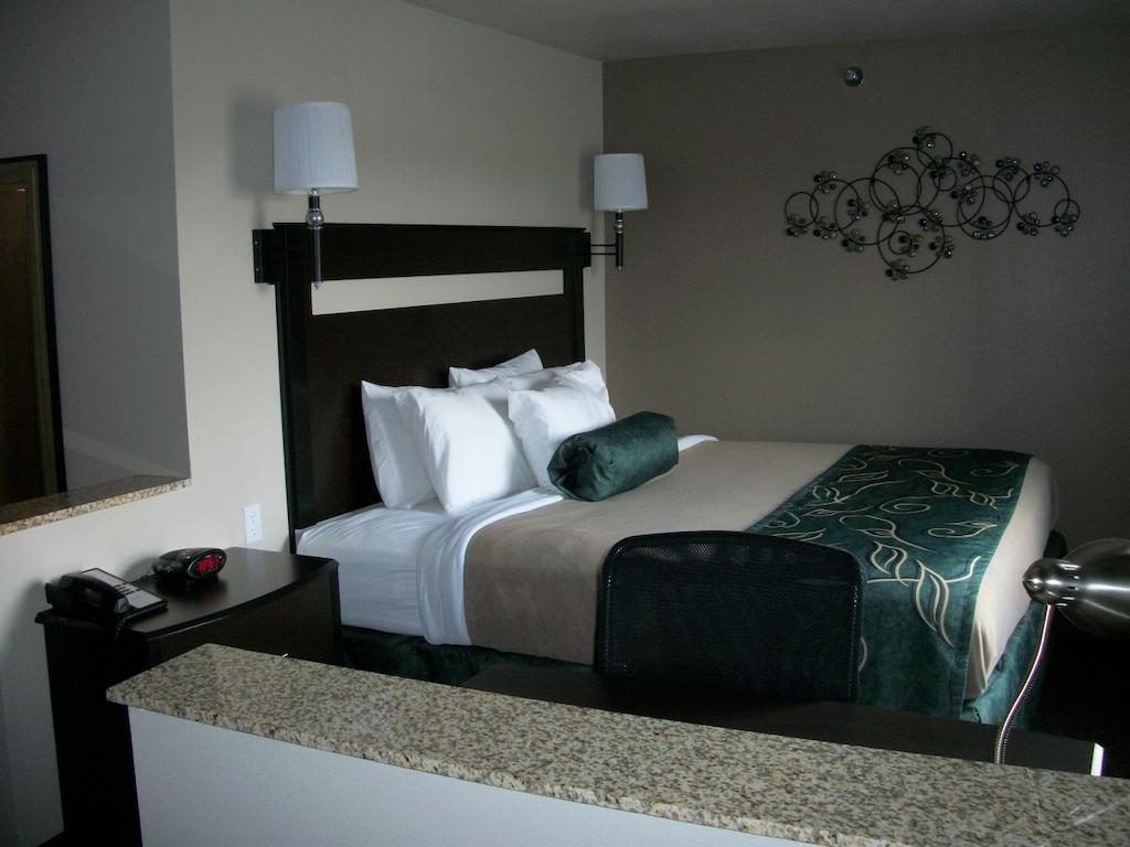 Travelodge By Wyndham Livonia Dış mekan fotoğraf