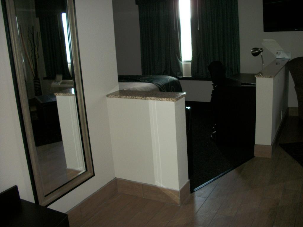 Travelodge By Wyndham Livonia Dış mekan fotoğraf