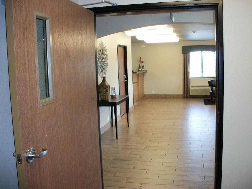 Travelodge By Wyndham Livonia Dış mekan fotoğraf
