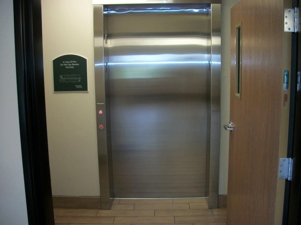 Travelodge By Wyndham Livonia Dış mekan fotoğraf