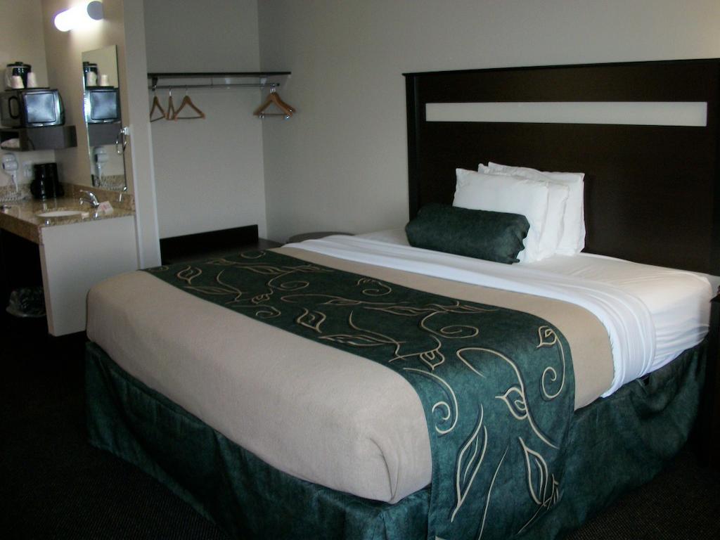 Travelodge By Wyndham Livonia Dış mekan fotoğraf