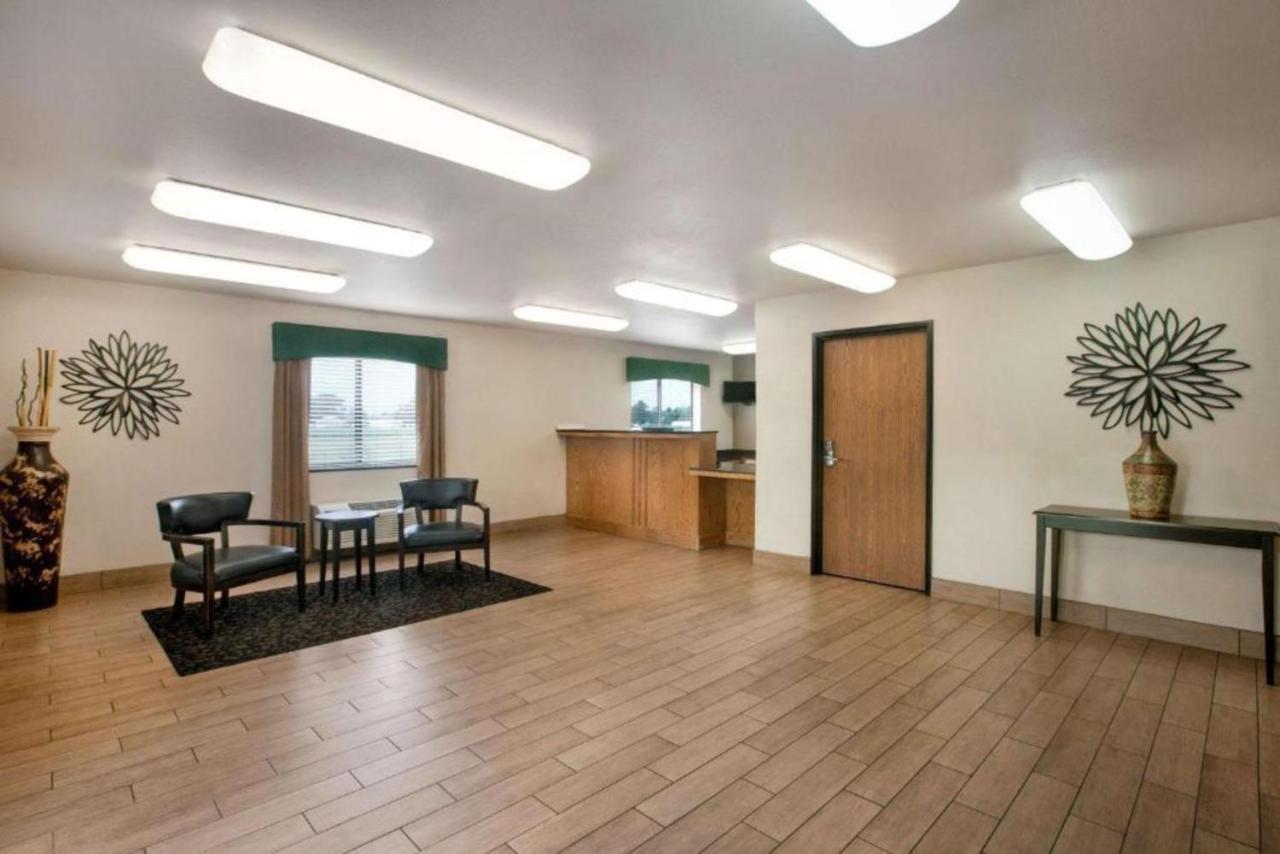Travelodge By Wyndham Livonia Dış mekan fotoğraf